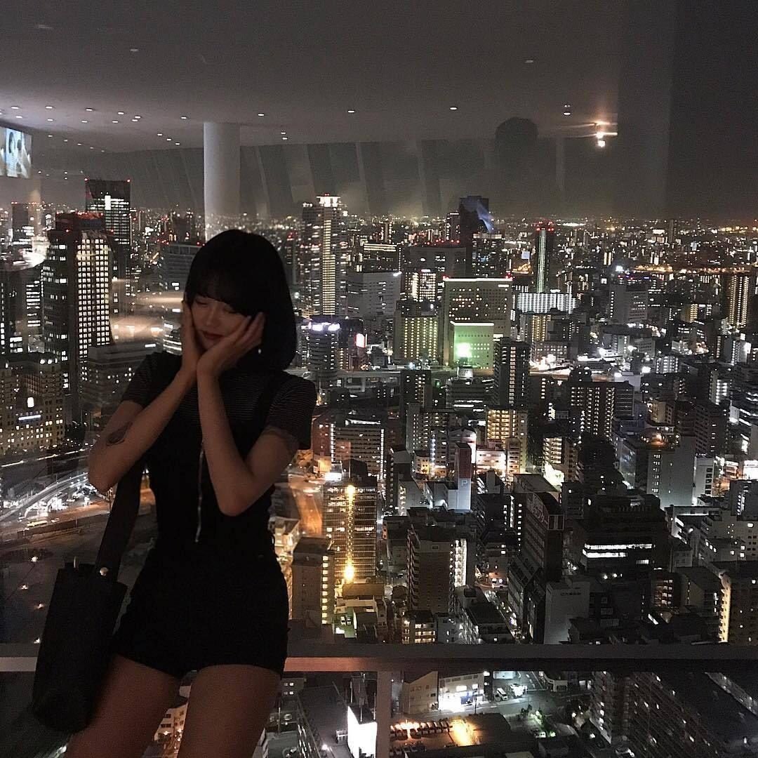 Девушка ночью в городе