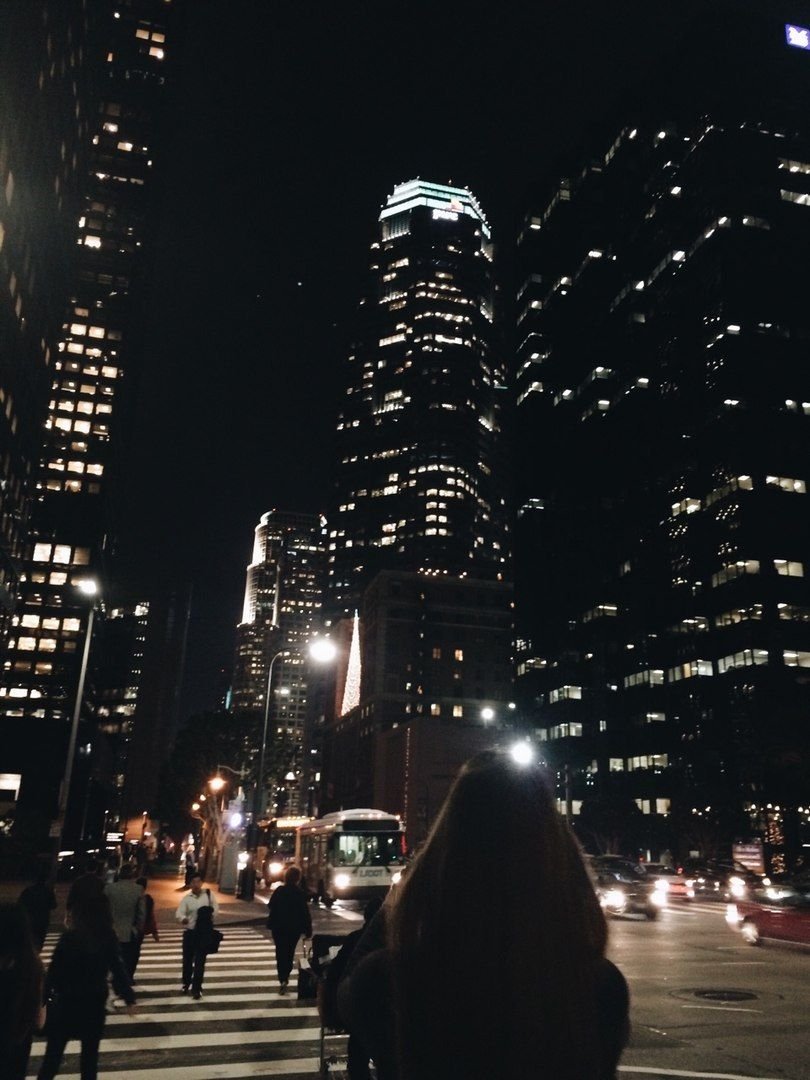 Девушка в ночном городе со спины