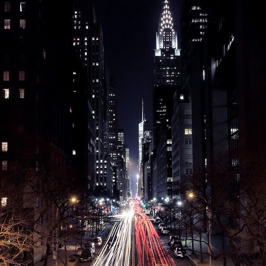 Город ночью вертикально