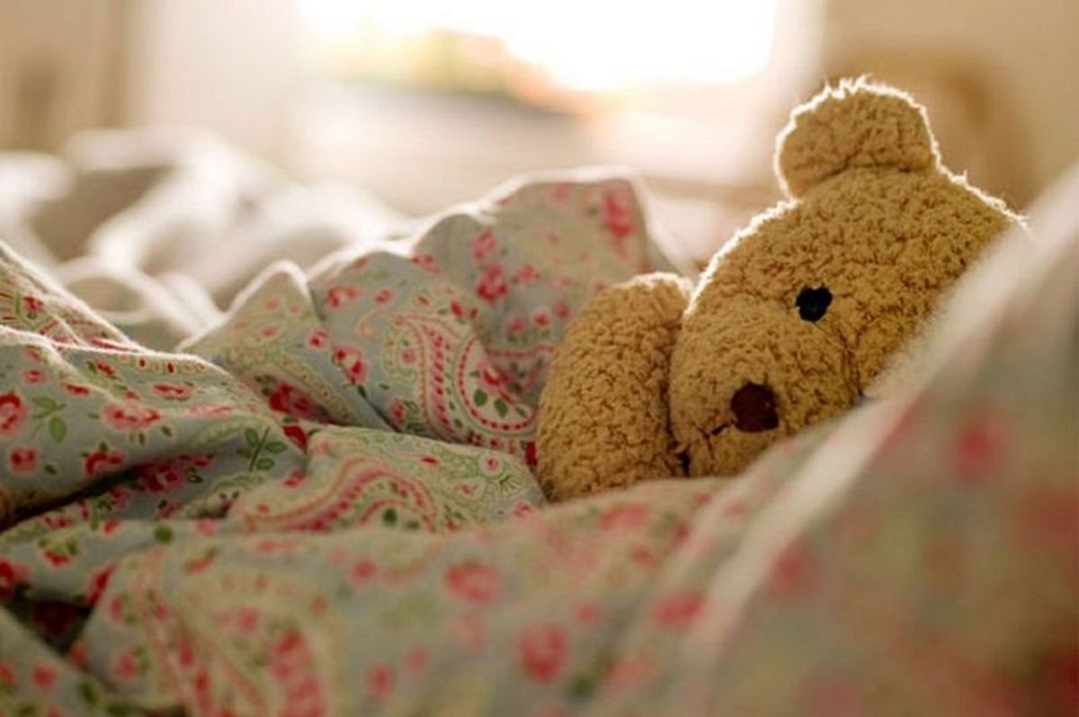 Медвежонок в кроватке