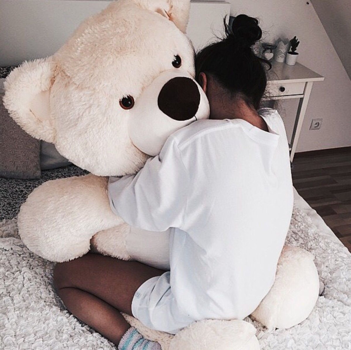 Девочка с большим медведем