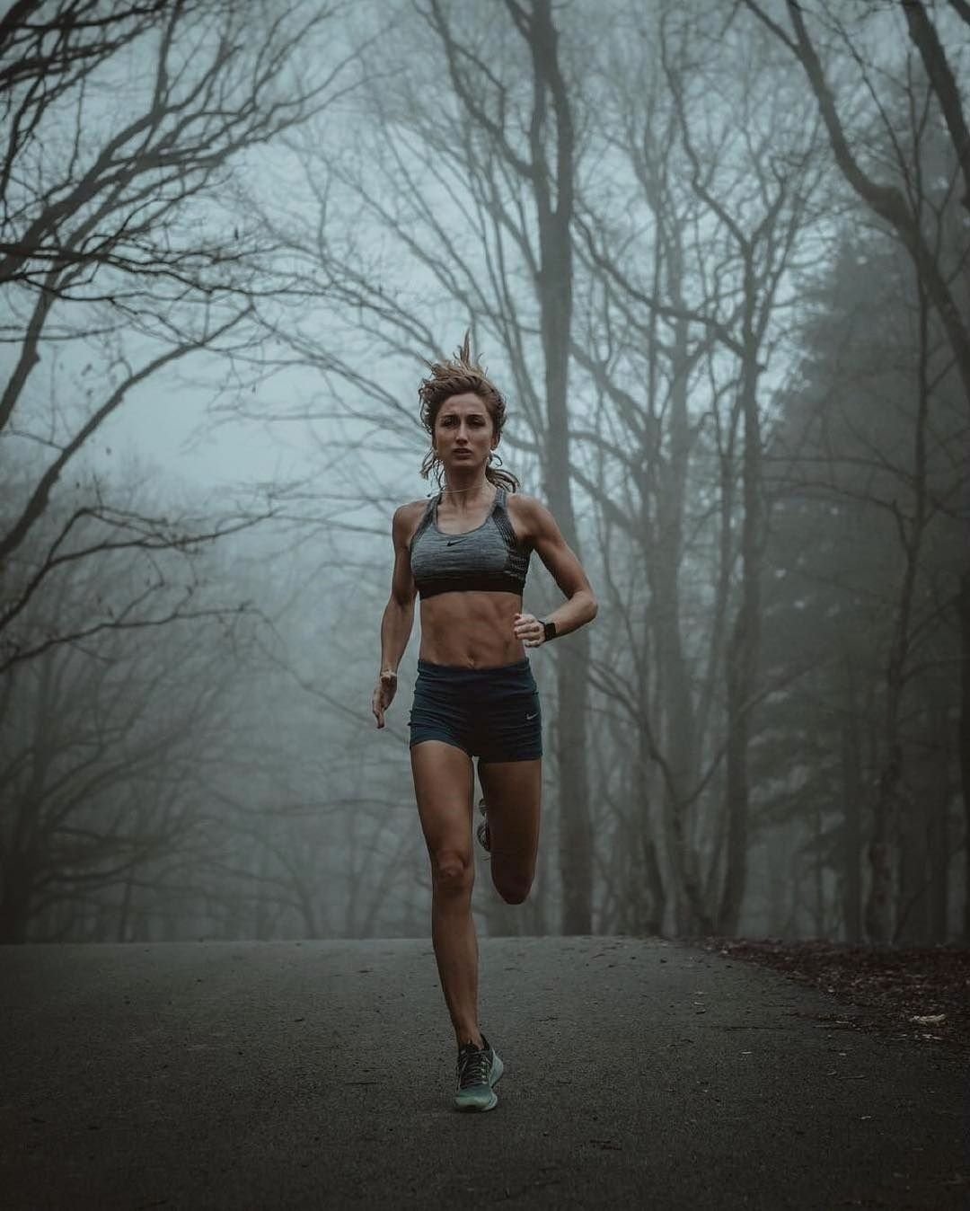 Красивая девушка на пробежке