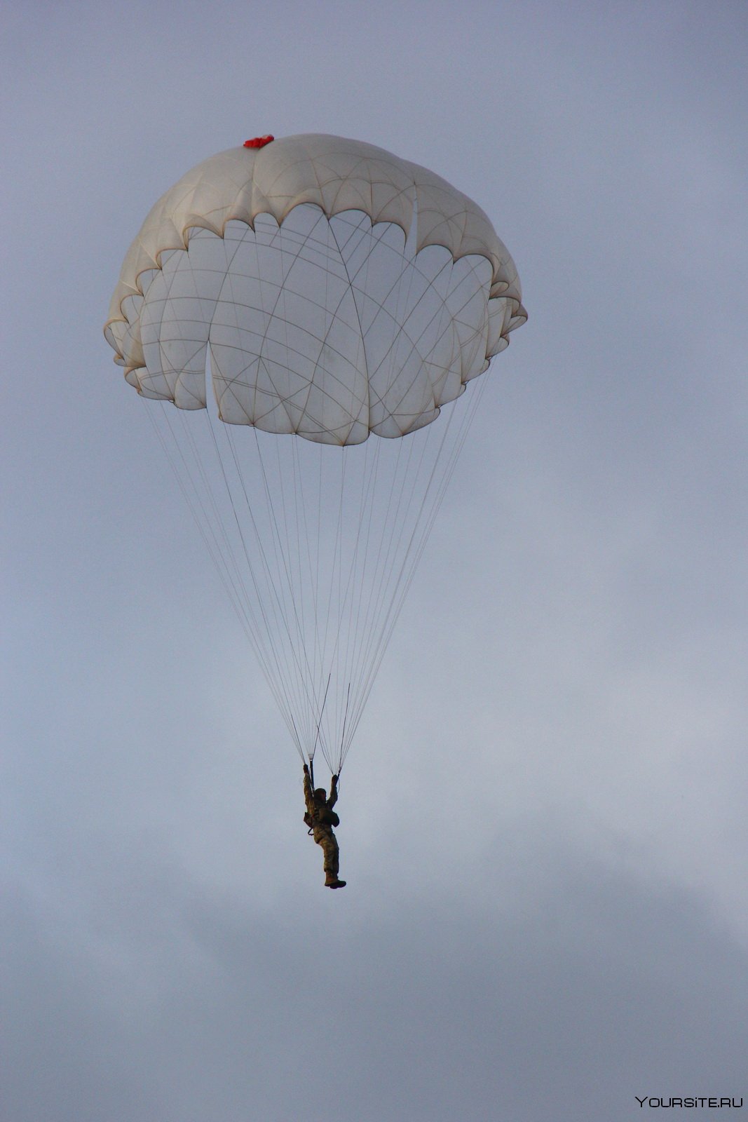 Фон небо с парашютами