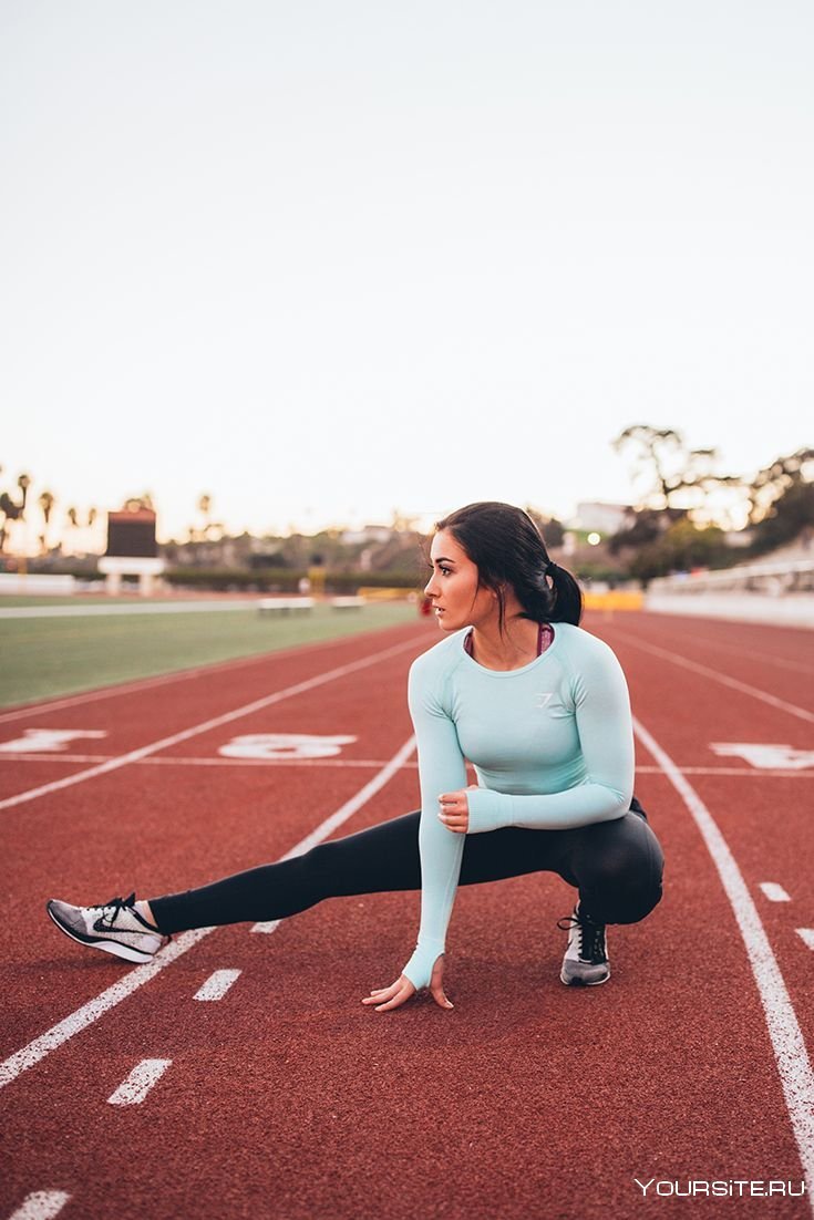 Девушка бежит