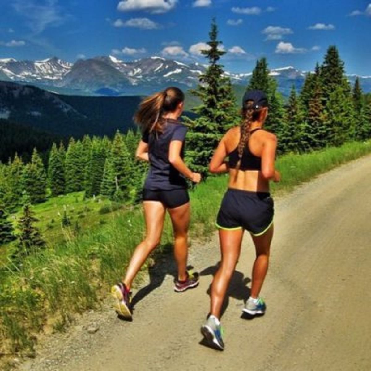 Человек бежит по дороге