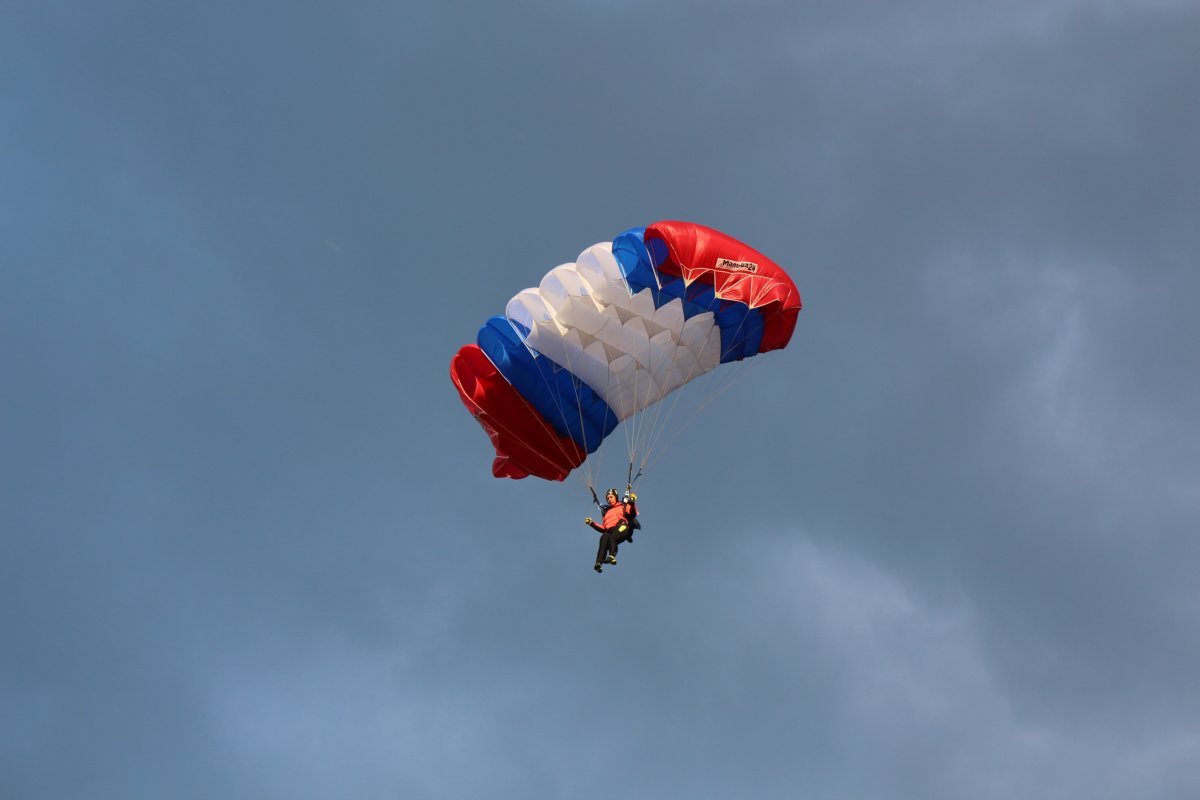 Прыжок с парашютом на закате
