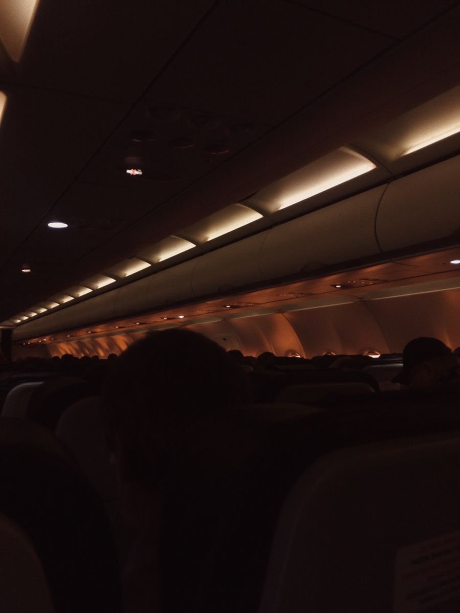 Ночной салон самолета