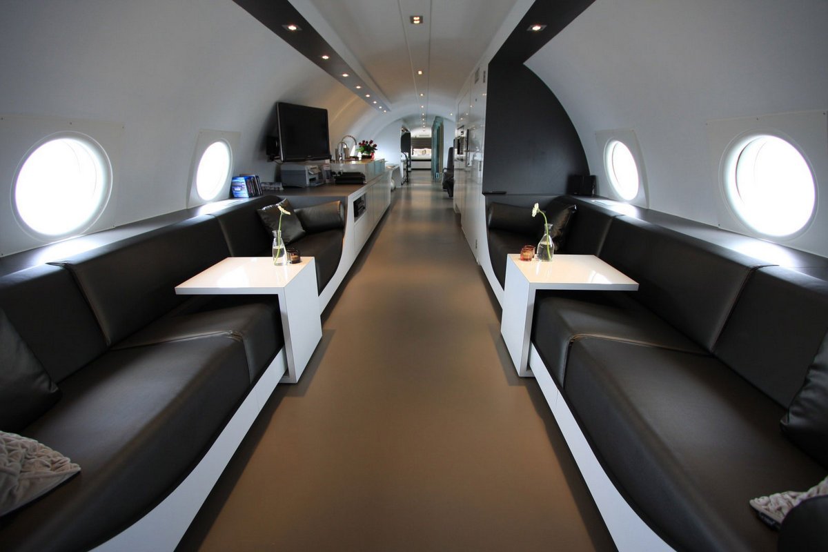 Девушка в самолете