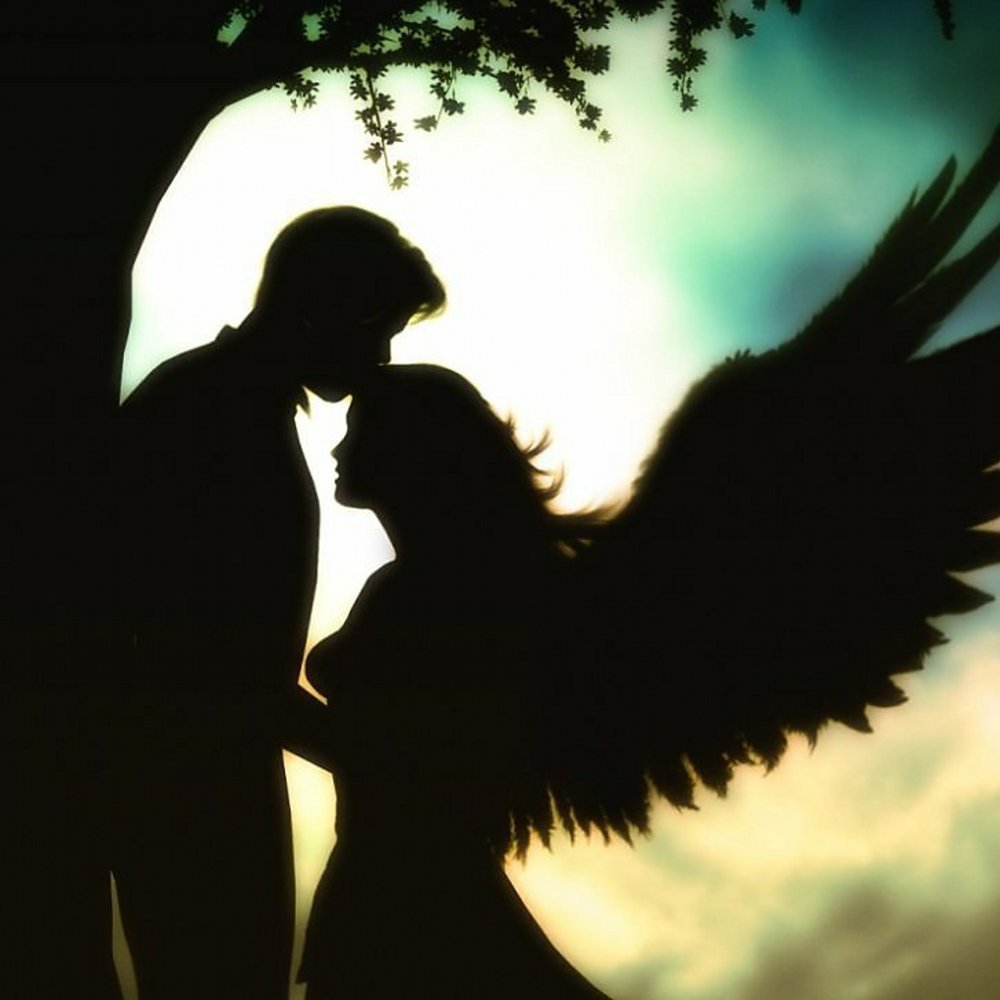 Девушка ангел с крыльями