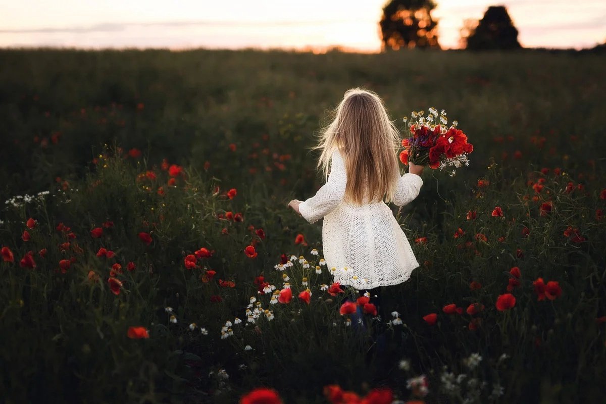 Девочка в поле