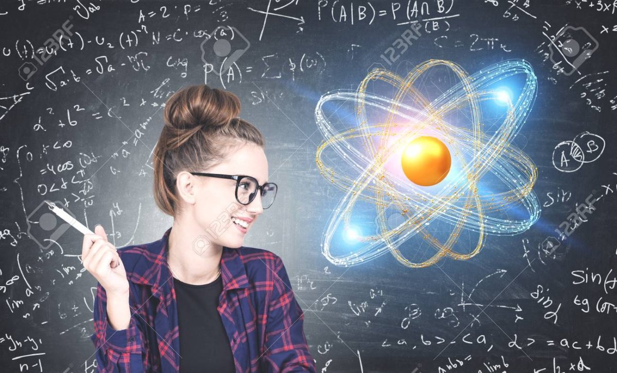 Девушка на фоне доски с физикой