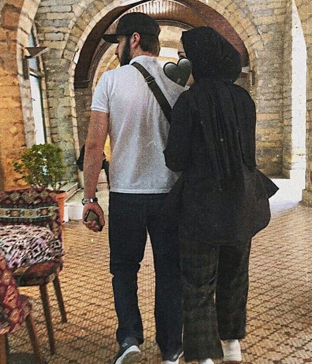 Мусульманская пара со спины