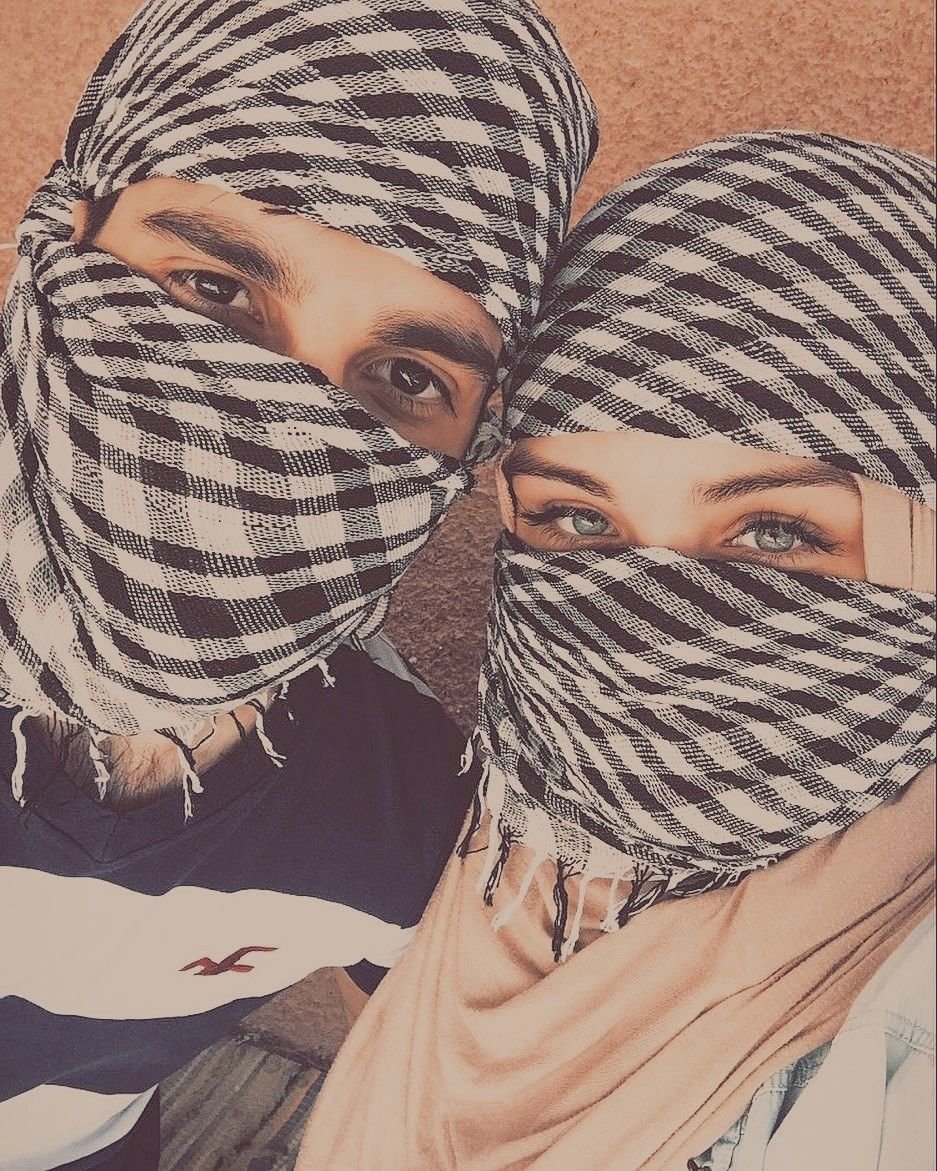 Девушка в хиджабе с парнем