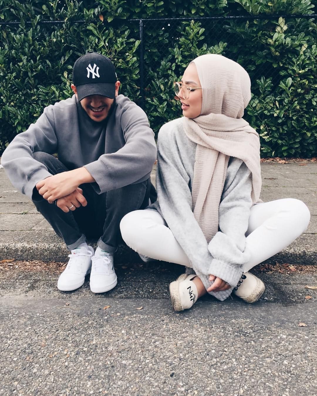 Девушка в хиджабе с парнем