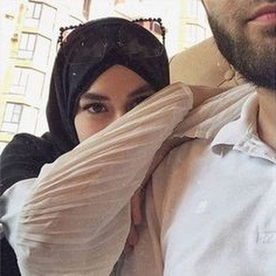 Девушка в хиджабе с парнем