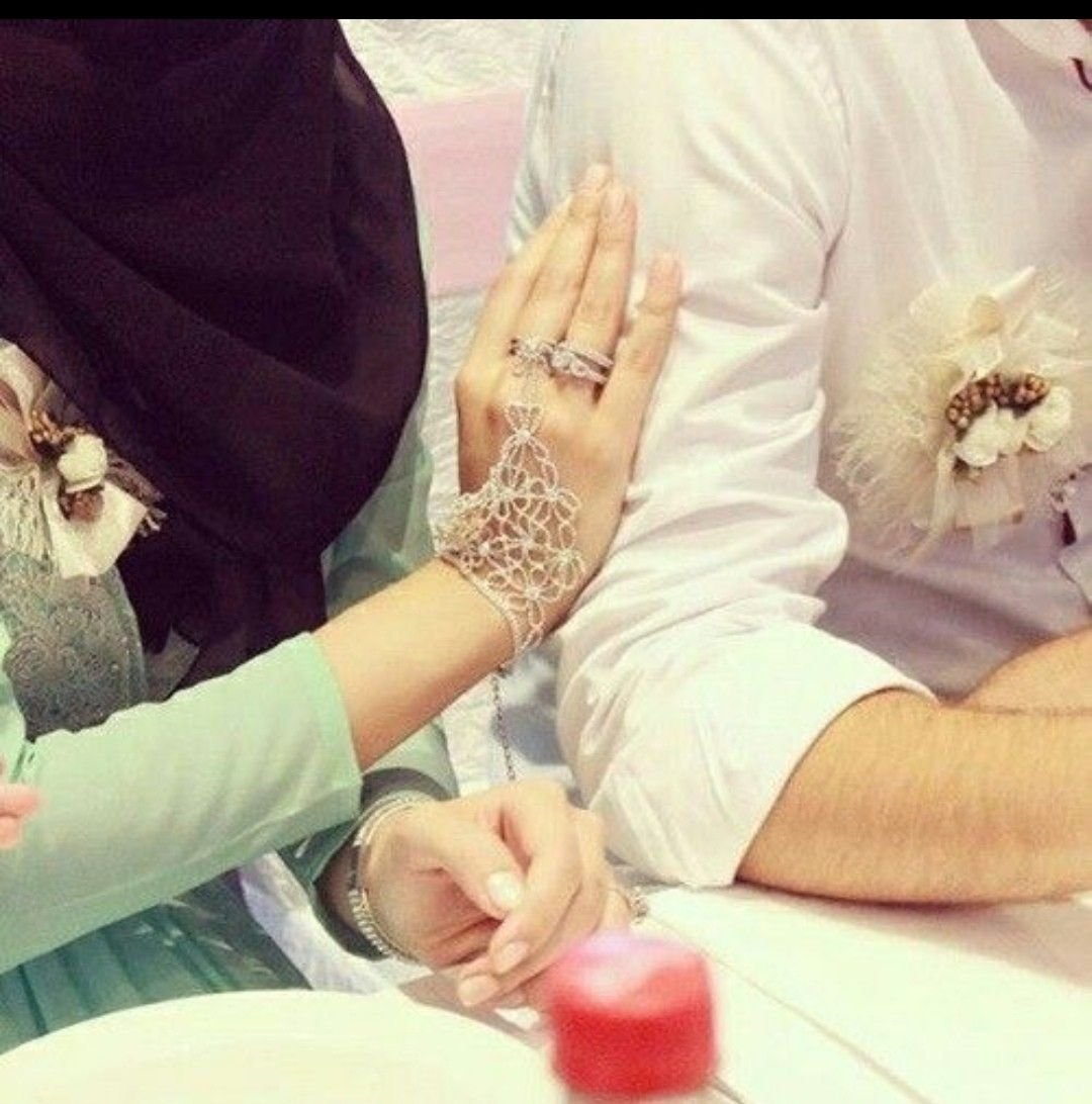 Женщина в хиджабе с мужем