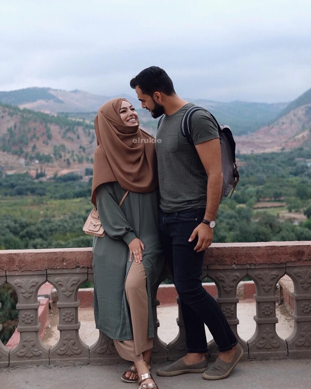 Муслим и муслимка около Каабы