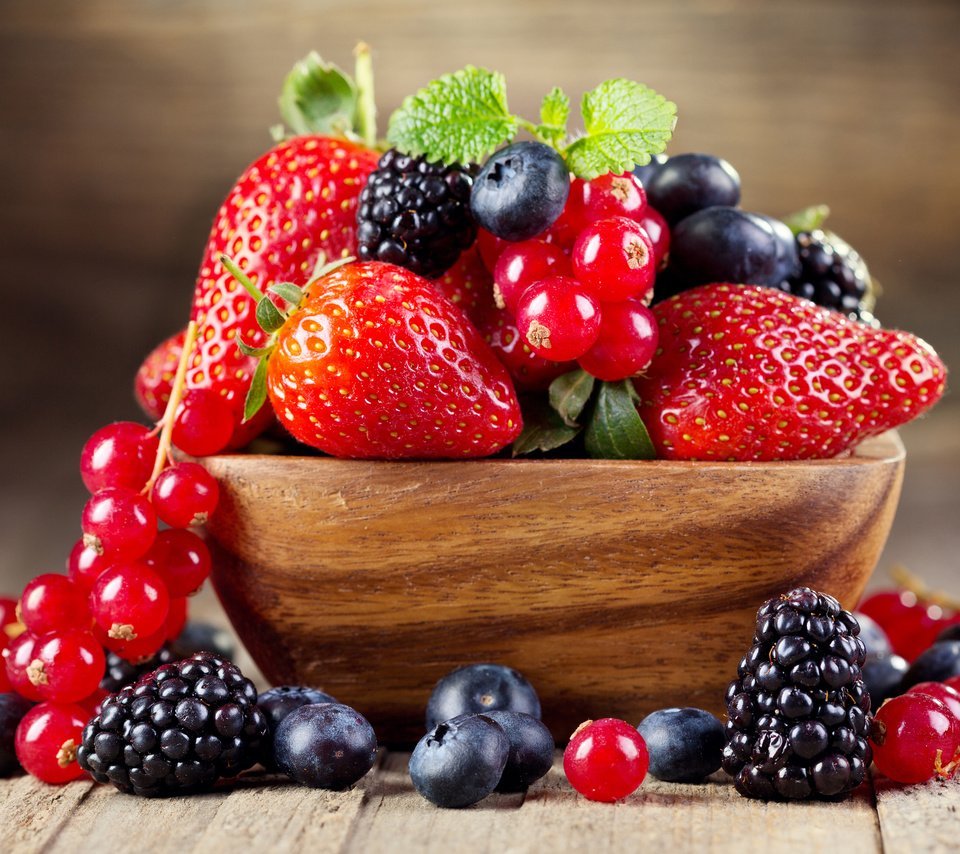 Летние фрукты и ягоды