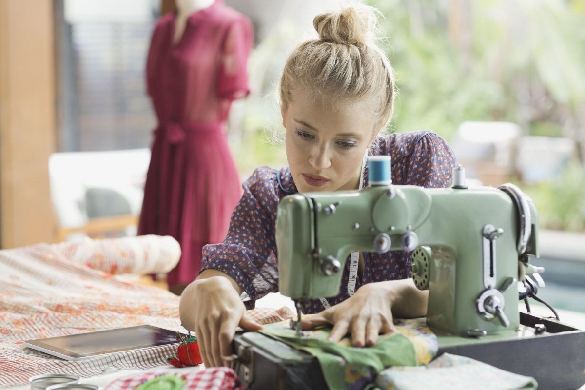 Девушка шьет