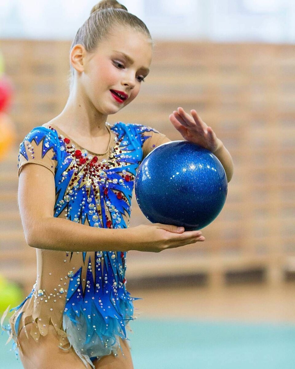 Гимнастка с лентой силуэт