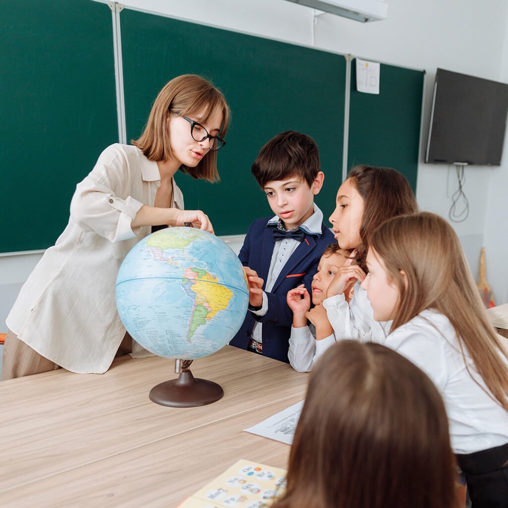 Учитель объясняет тему у доски