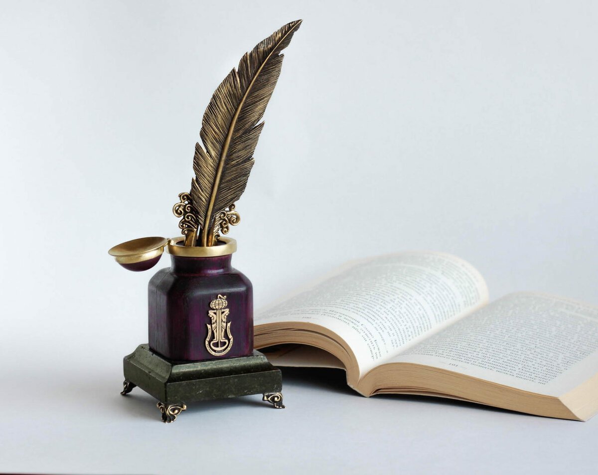 Перо и чернильница