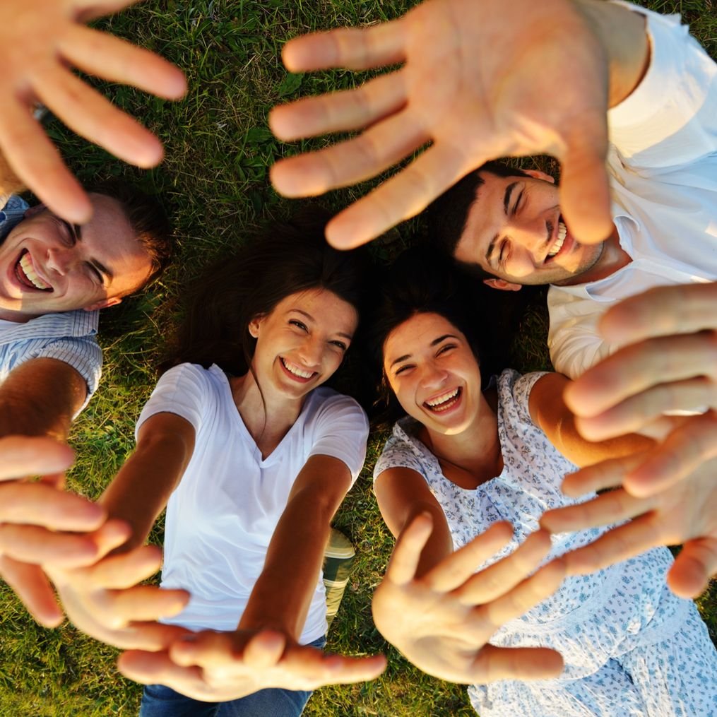 Человек радостный