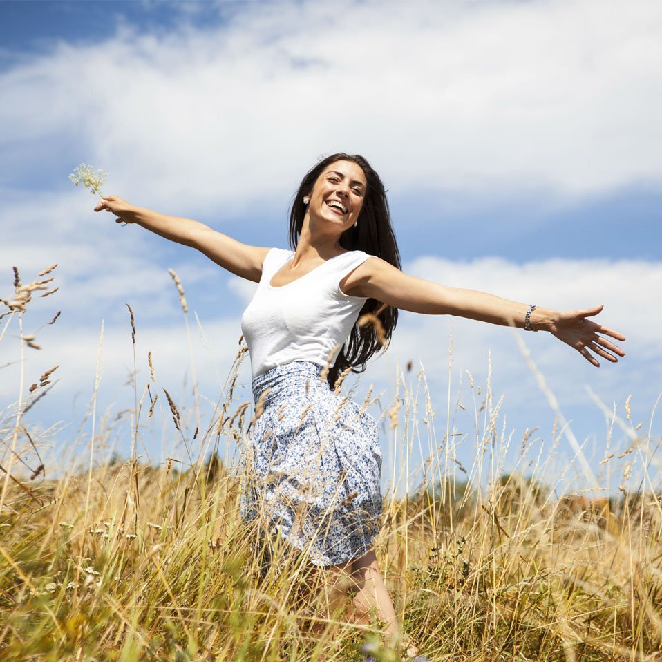 Женщина радуется