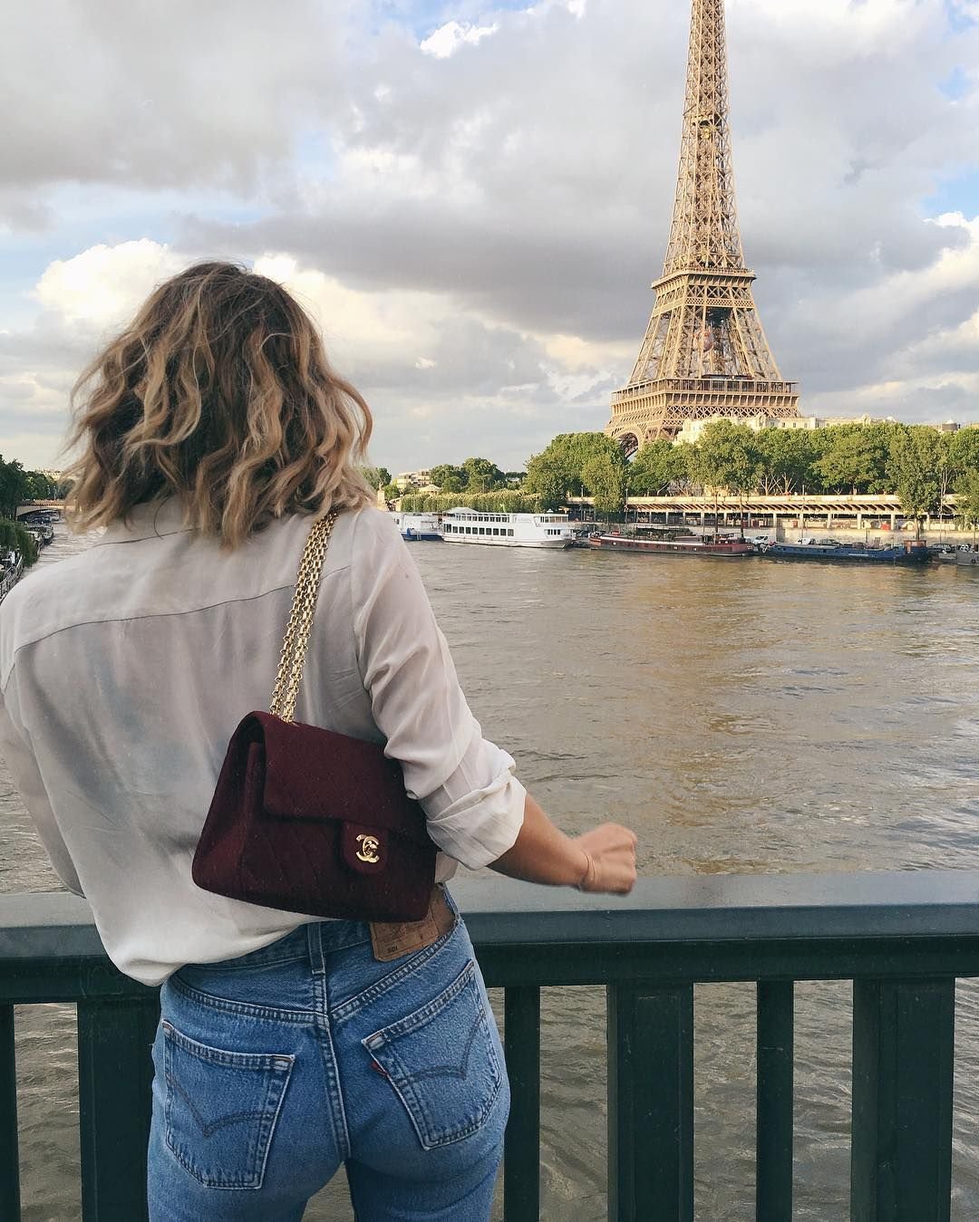 Франция окно Эйфелева башня девушка в рубашке