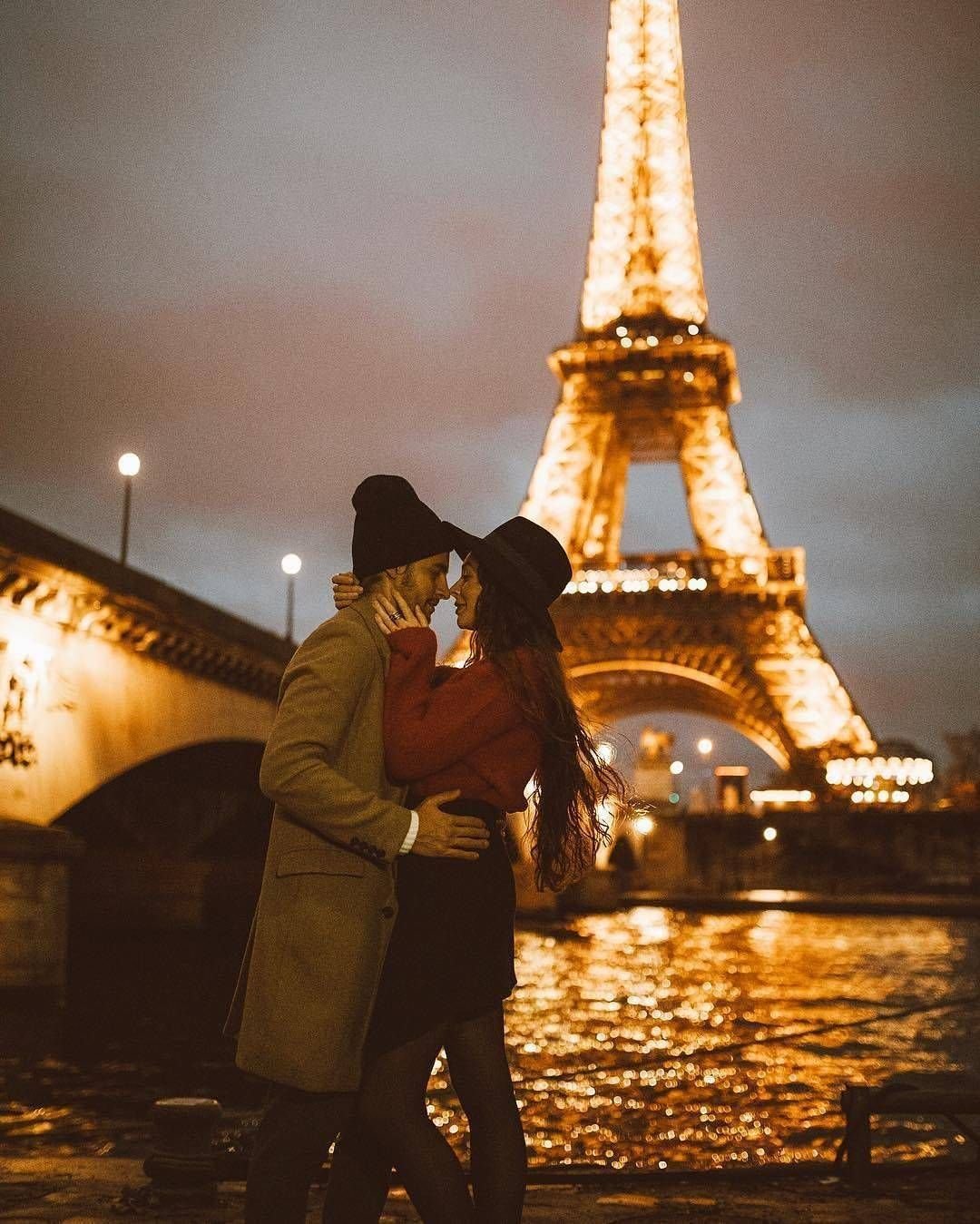 Эйфелева башня в Париже новый год