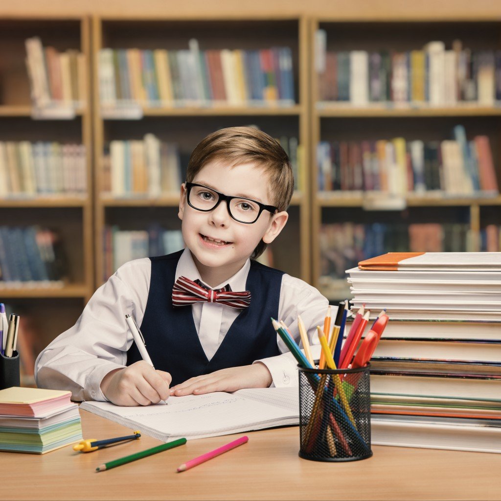 Школьник с учебниками