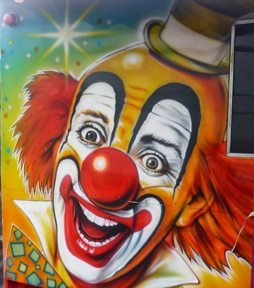 Рыжий клоун в цирке