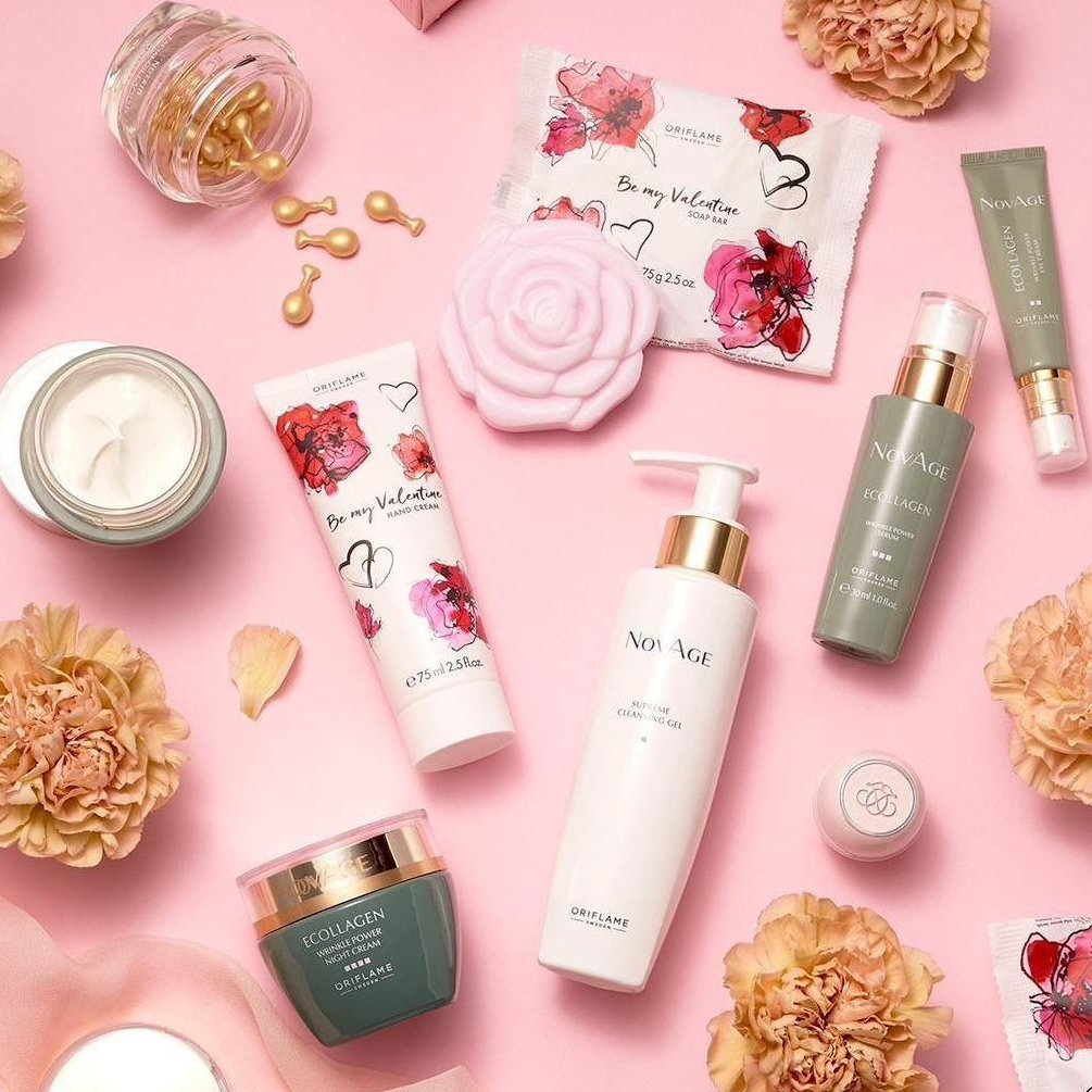 Девушка с маникюром