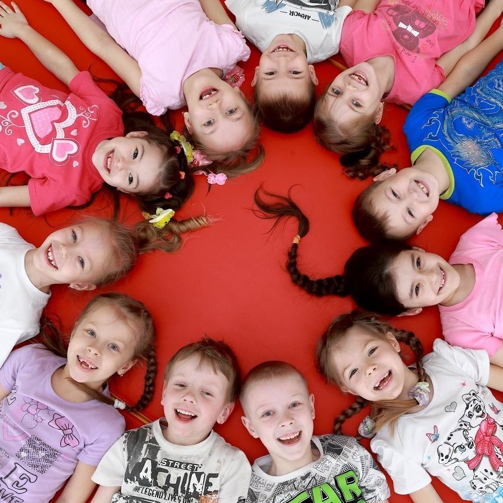 Малыши в кругу с воспитателем