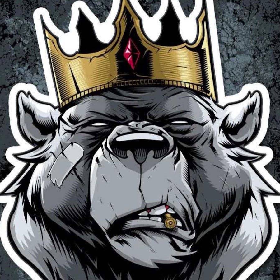 Медведь с короной на голове