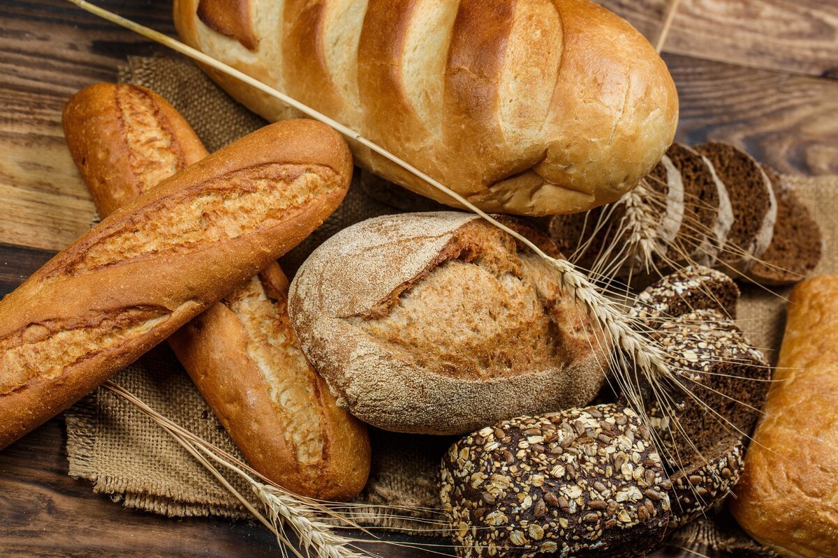 Булка хлеба разрезанная