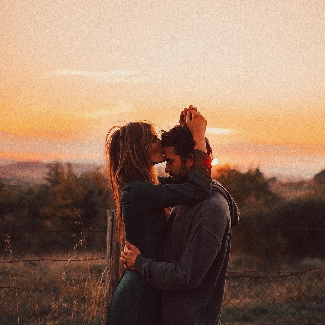 Парочка обнимается