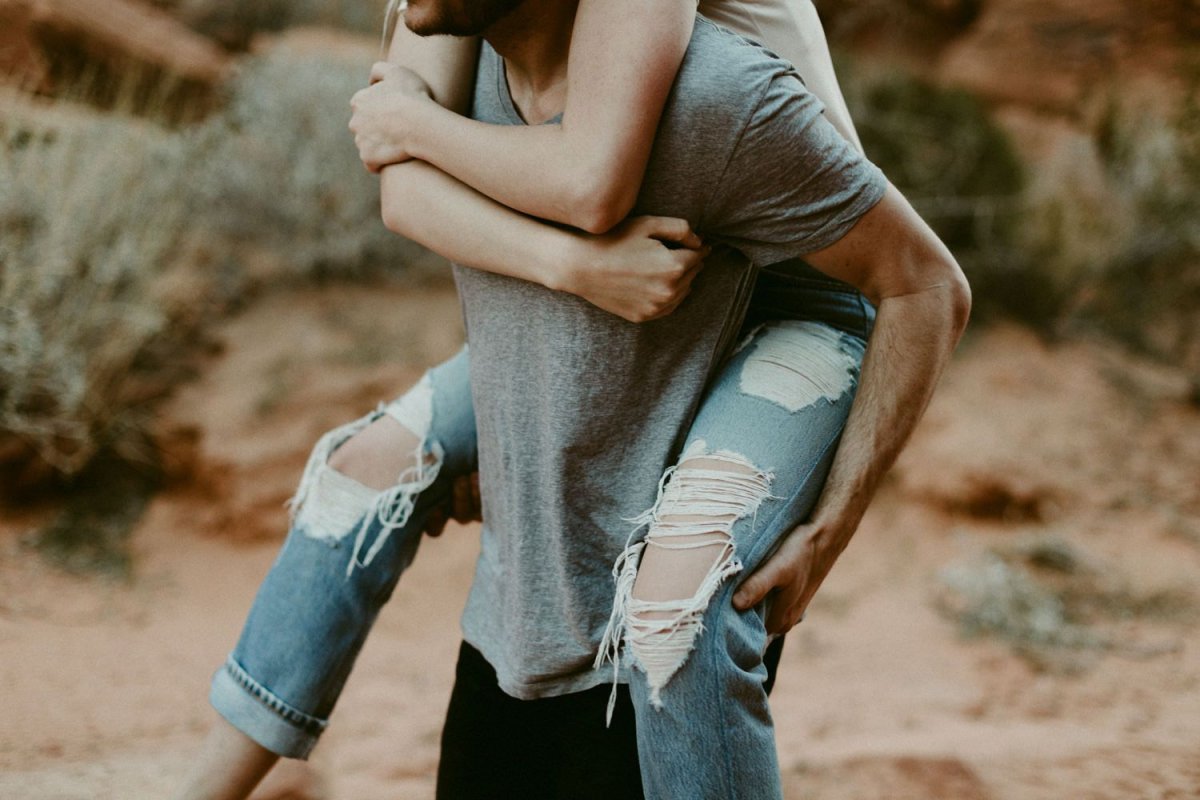 Обняла ногами