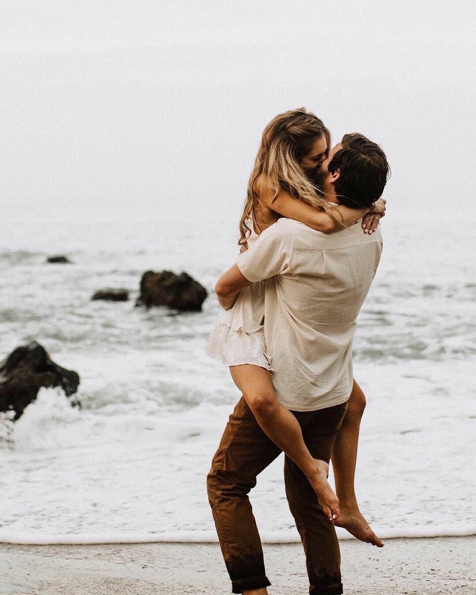 Мужчина и женщина обнимаются