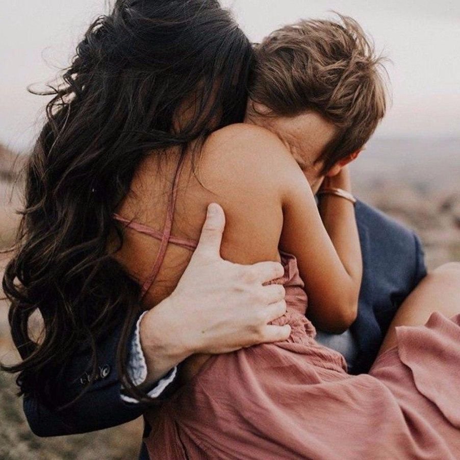 Дакота Джонсон и Джейми Дорнан обнимаются