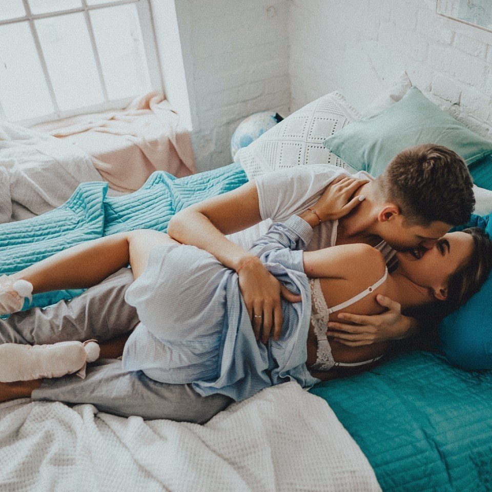 Парень с девушкой на море