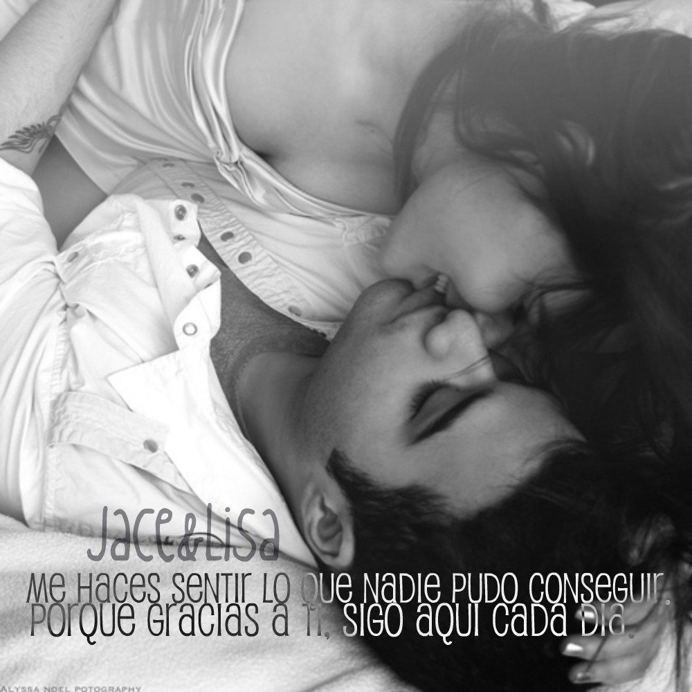 Влюбленные в кровати