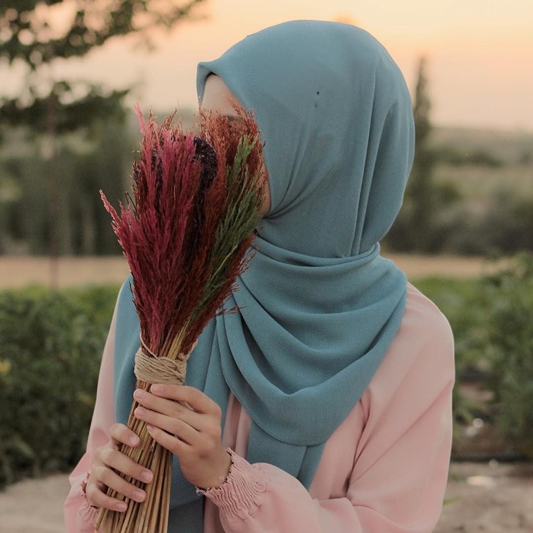 Мусульманки в платках со спины