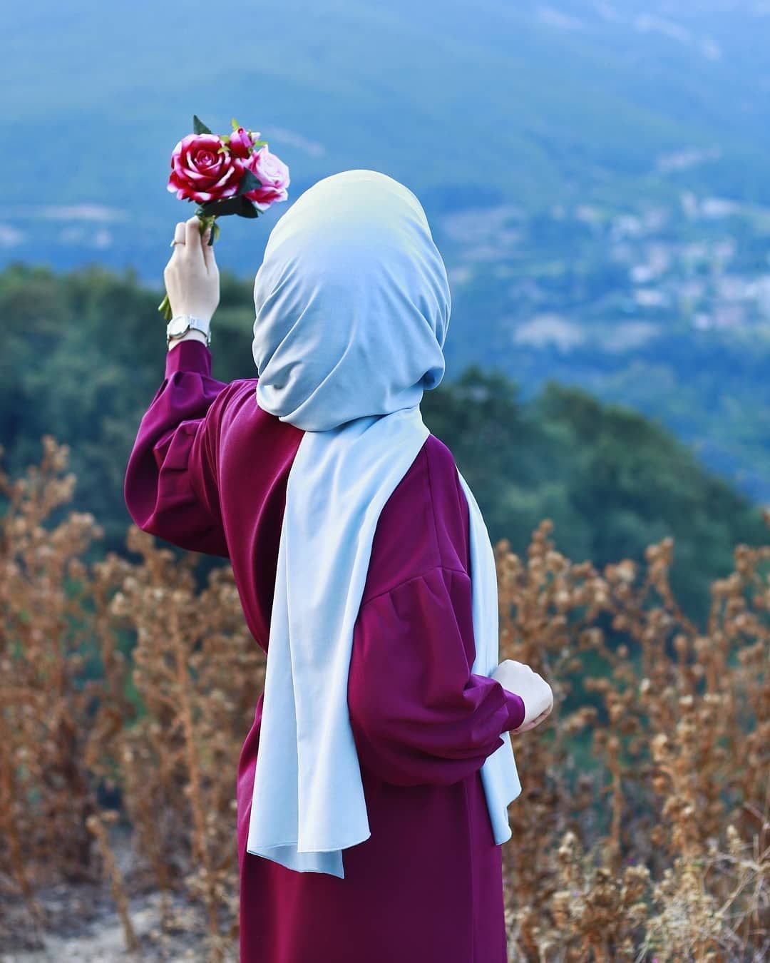 Девушка в хиджабе с ребенком