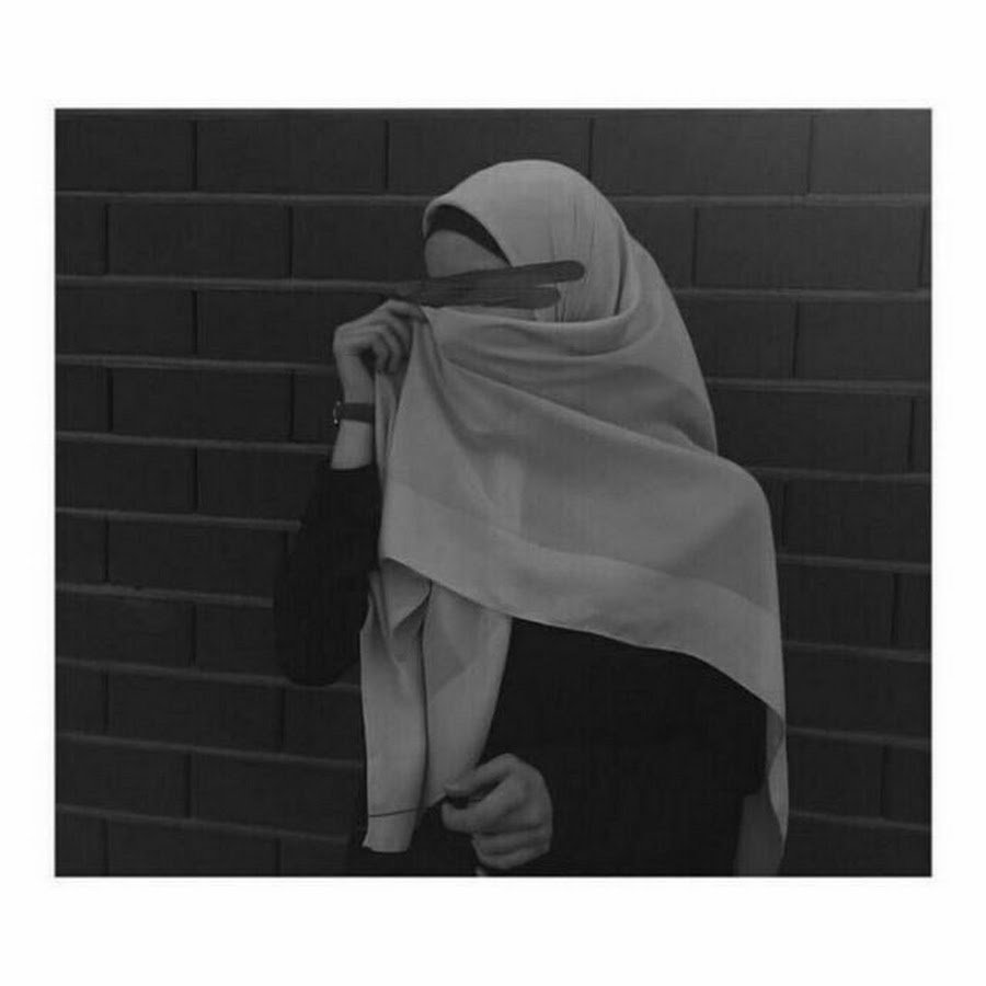 Женщина в хиджабе со спины