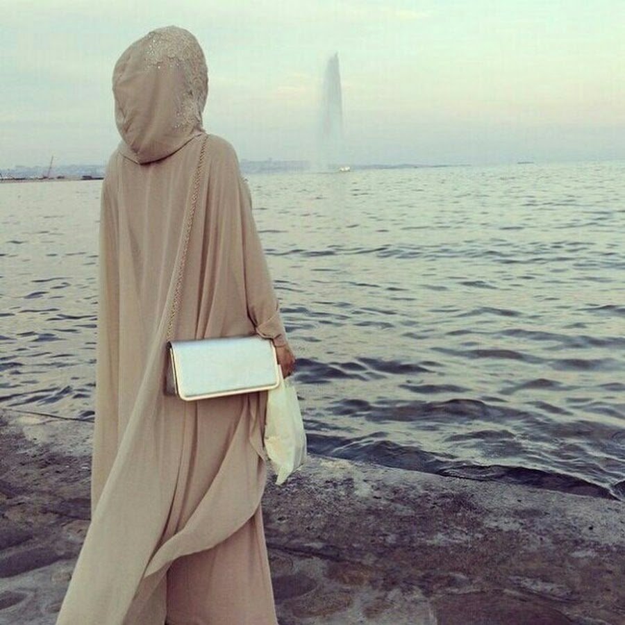 Мусульманки в платках со спины