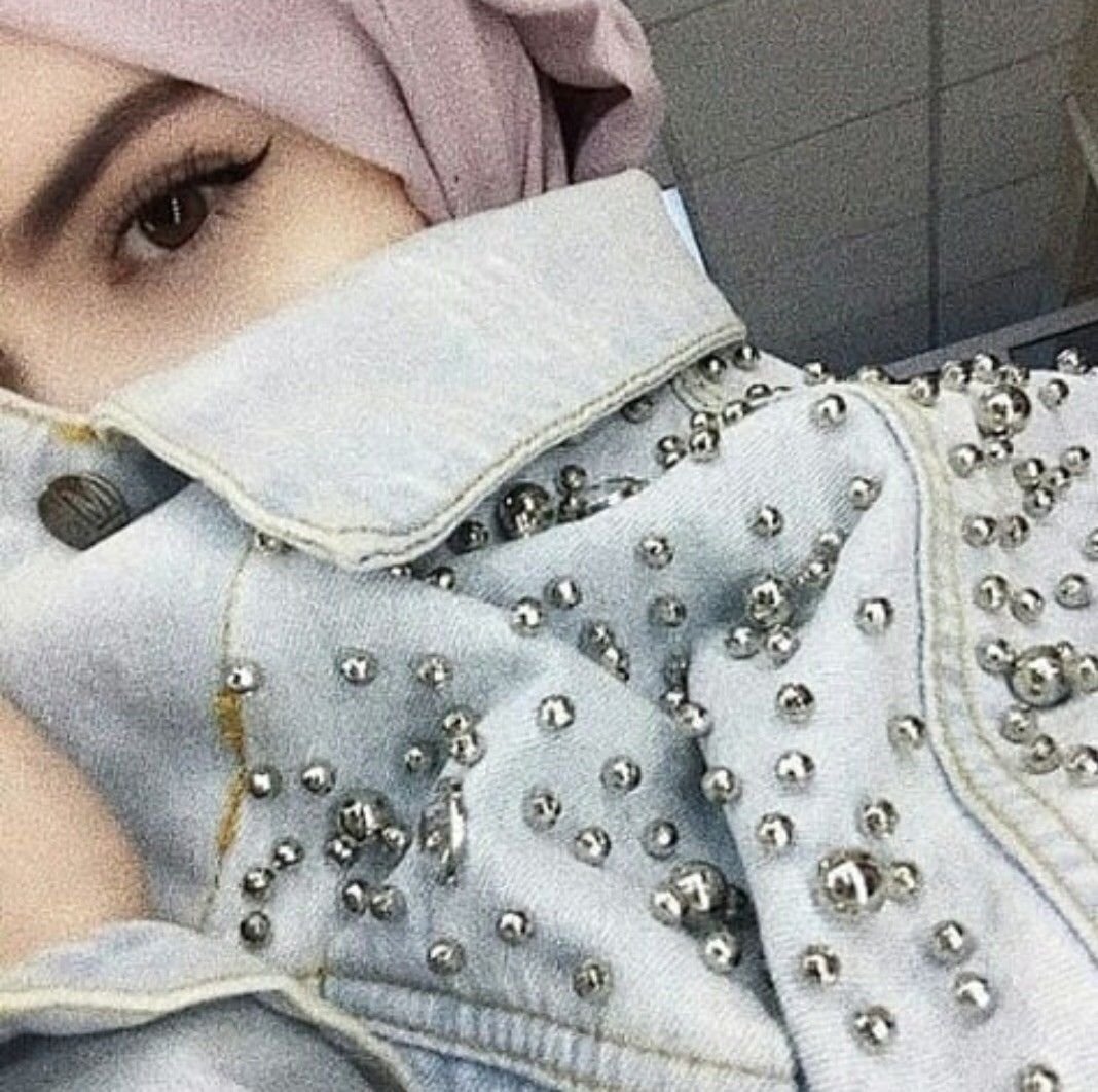 В хиджабе со спины