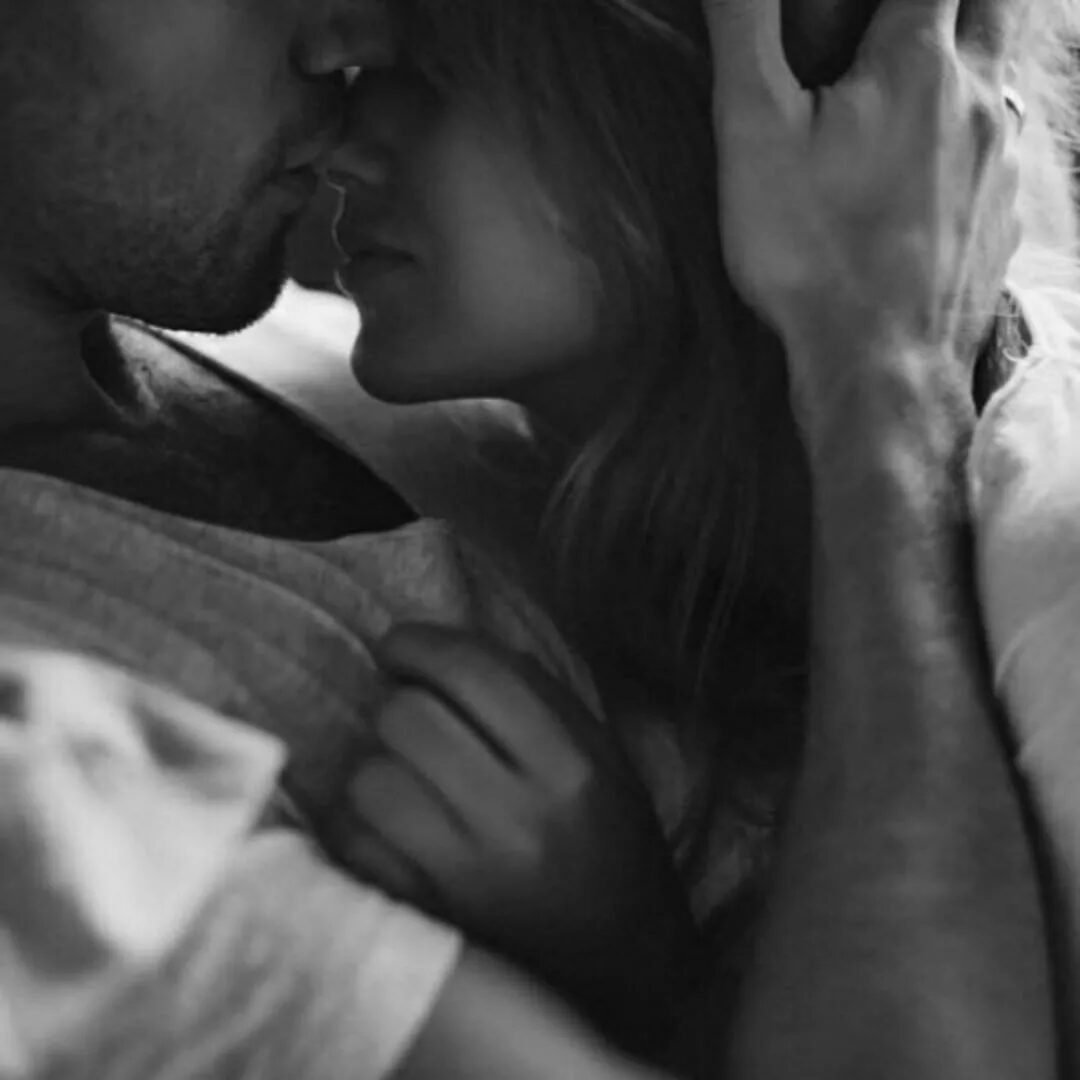 Он обнимает ее