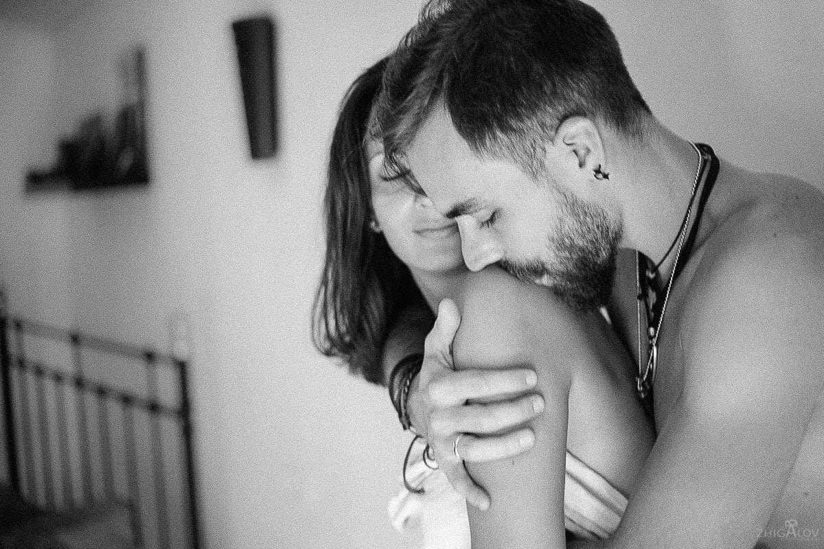 Обнял девушку сзади и поцеловал