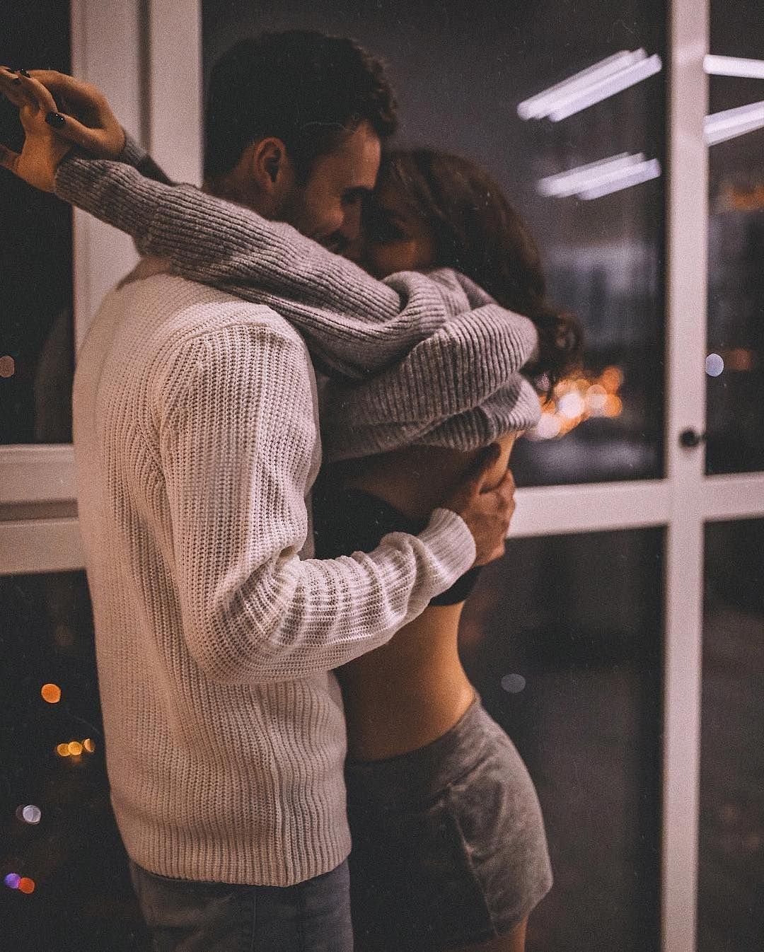 Обнимает девушку